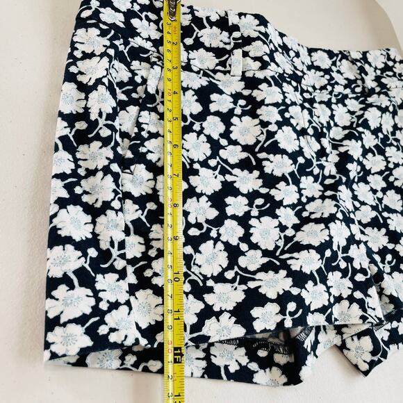 Ann Taylor Signature White Floral on Navy Cotton Blend Classic Shorts 6P - Picture 10 of 10